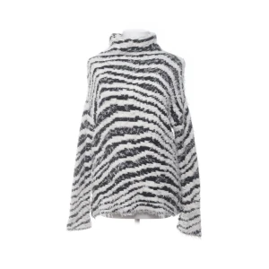 Zebramönstrad polotröja By Malene Birger - Säljer en fluffig polotröja från By Malene Birger i storlek XXS. Tröjan har ett svartvitt zebramönster och är tillverkad av bomull, polyamid och merinoull. Den har lång ärm och en hög krage som ger en cool vibe. Perfekt för dig som gillar statement-plagg.