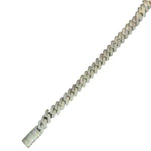 Iced out armband - Hej! Säljer nu detta snygga armbandet. Använd ett fåtal gånger. Det är Moissanite stenar så den går igenom diamant testaren. Den glänser jätte mycket i ljuset fast svårt att fånga det på bild. Nypris 3500kr pris går att diskuteras och tar även byten! Moissanite Gra Certifikat finns!!