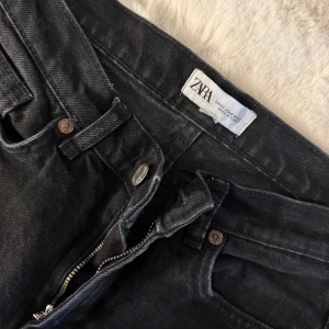 Svarta bootcut jeans från Zara - Storlek 32! Snygga svarta jeans från Zara med bootcut passform och klassisk femficksdesign. Jeansen har dragkedja och knapp framtill, samt raka bakfickor. Jeansen är uppsydda och passar mig som är 162! 
