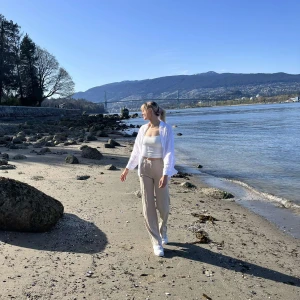 Beiga wide kostymbyxor  - Snygga beiga kostymbyxor med wide passform och hög midja. Byxorna har raka ben med pressveck framtill. Perfekta för en chill och stilren look, passar till sneakers eller boots. Materialet känns mjukt och lätt, idealiskt för vår och sommar.