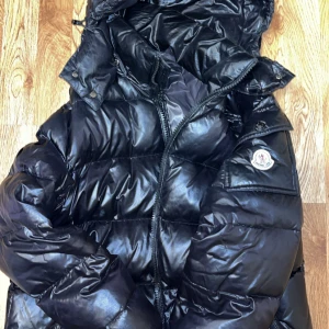 Moncler Maya jacka  - Hej, säljer min Moncler Maya vinterjacka då den inte används längre, skicket är bra men är ett litet hål där bak som är övertejpat. Är det någon fråga är det bara att höra av sig☺️