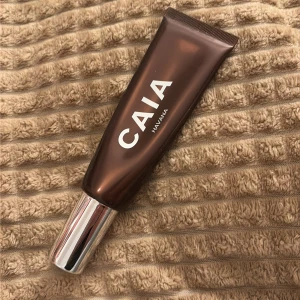 CAIA Havana Liquid Bronzer - Säljer en CAIA Liquid Bronzer färgen (HAVANA) i en snygg brun tub med silvrig pump och lock. Ger en solkysst glow med flytande formula som är lätt att blanda ut. Perfekt för att skapa en fräsch och bronzig look.Har använt fåtal gånger , eftersom den inte är i min färg. Men den är i helt okej skick 