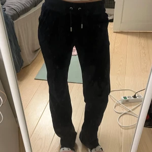 Mörkblå Juicy Couture byxor - Så sköna juicy Couture byxor i storlek XXS men skulle även säga att de passar någon som brukar ha S. Jag köpte dom för 1200kr och dom är i bra skick! Pris om diskuteras
