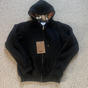 Burberry zip up - En svart burberry zip up, den är i storlek S och den är helt ny. Pris kan diskuteras och skriv om du har några frågor. 