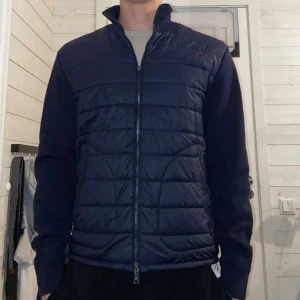 Ralph Lauren Purple Label jacka - Jacka från Ralph Lauren Purple Label, Ralph Laurens högst kvalitativa kollektion. Mycket fint skick, endast en defekt som syns på sista bilden, dragkedjan fungerar precis som den ska men den saknar sitt hänge.  Storlek L, sitter mer som M, modellen på bilden är 182 cm. Nypris ligger på cirka 9000 sek.  Kom gärna med prisförslag eller andra frågor!