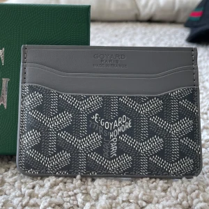 Grå Korthållare Mönstrad  - Säljer en stilren grå korthållare med snyggt mönster. Korthållaren har flera fack och är perfekt för dig som vill ha något både snyggt och praktiskt. Helt ny och kommer med originalask.🫡🤝