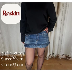 Volangkjol - Midja: 38 cm. Stuss: 39 cm. Gren: 23 cm 