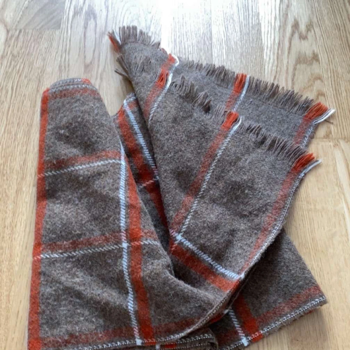 Brun rutig halsduk med orange detaljer - 1