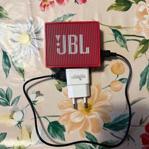 JBL GO 1 - Kompakt och portabel JBL GO Bluetooth-högtalare i rött. Levereras med laddkabel och USB-adapter. Högtalaren är i använd skick med synliga repor men den har fortfarande jätte bra ljud, perfekt för musik på språng eller hemma.