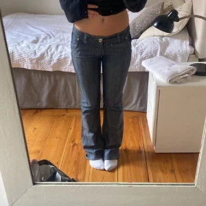 Lågmidjade blåa jeans  - Säljer jätte fina Lågmidjade bootcut jeans!! Inte alls mycket använda, så bra skick. Storlek 28/27 och längden 32. 