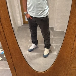 Replay jeans  - Ett par snygga byxor från Replay i storlek W34 L32 i modellen Anbbas 