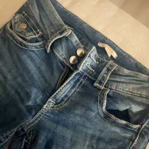 Blå jeans från Gina Tricot - Säljs i grå med