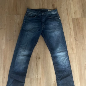 G-Star RAW 3301 jeans blå straight - Snygga blå jeans från G-Star RAW, modell 3301. Storlek w31-l34