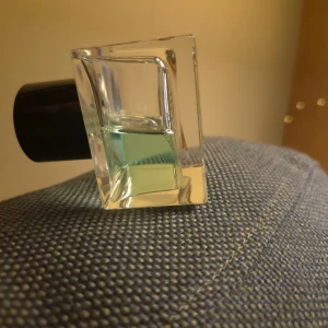 Zhen Eau de Parfum herr - Zhen Eau de Parfum är en modern herrdoft med kryddiga inslag av kardemumma och mynta, fräsch salvia och lavendel, samt basnoter av vanilj, cederträ och bärnsten. Perfekt för dig som vill boosta självförtroendet och känna dig energifylld.