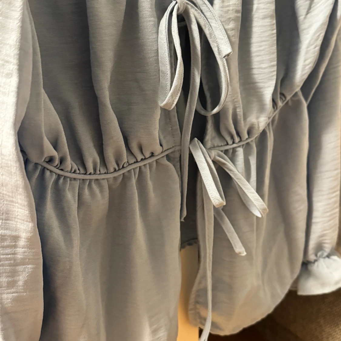 Ljusblå blus med snörning från AWARE - 3