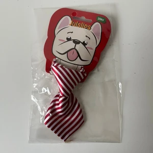 Rödvit randig julslips för hund - Säljer en julslips för hund med snygga röda och vita diagonala ränder. Oanvänd!
