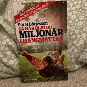 Så här blir du miljonär i hängmattan - Vill du lära dig smarta knep för att bli miljonär utan stress? Den här boken ger dig enkla tips om ekonomi och sparande, perfekt för unga vuxna som vill ta kontroll över sin framtid. Uppdaterad upplaga 2022!