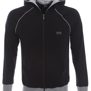 Ny Hugo boss zip up med luva - Knappt använd fick den ny i present endast testad och använd fåtal gånger ser som ny ut, säljer billigt för den har legat i fler månader utan användning, ej mina bilder har få bilder och ej orkat ta bättre den ser exakt ut som på bilderna med förger och allt, hör av er om nie sugna priset går alltid att prata om!