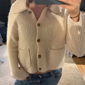 Kofta  - Kofta från Mango i storlek L, men sitter mer som en M. 