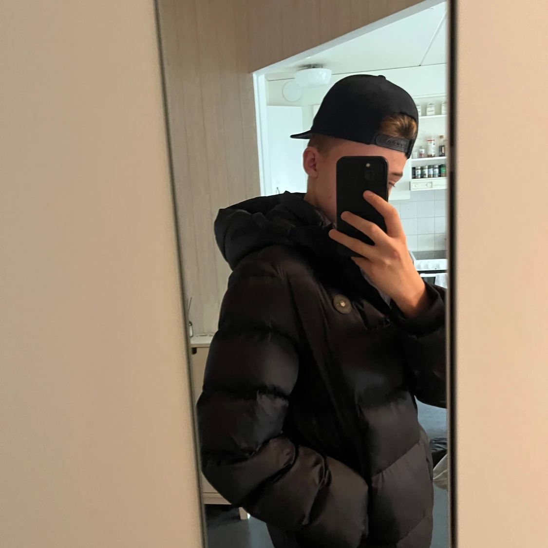 Svart pufferjacka med huva - 1