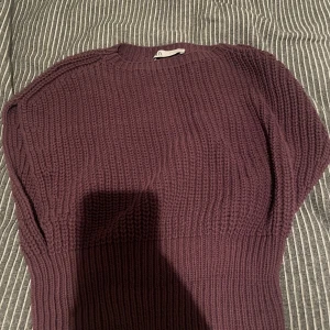 Vinröd stickad tröja från Zara - Mysig vinröd stickad tröja från Zara i grovstickat material. Tröjan har rund halsringning och lång ärm, perfekt för kyliga dagar. Snygg och enkel att matcha med jeans eller kjol. Använd en gång.