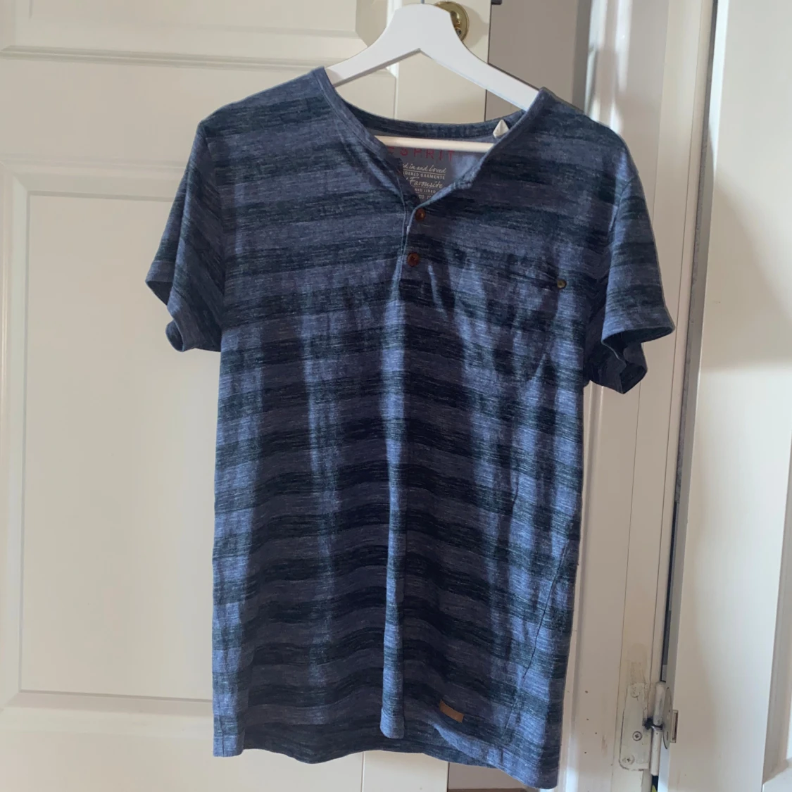 Blå randig t-shirt från Esprit