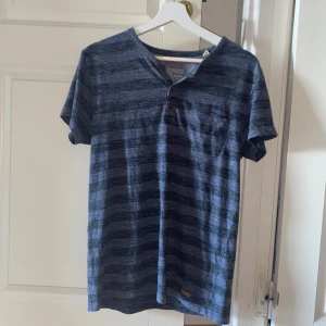 Blå randig t-shirt från Esprit - En blå t-shirt i storlek medium med knappar och bröstficka