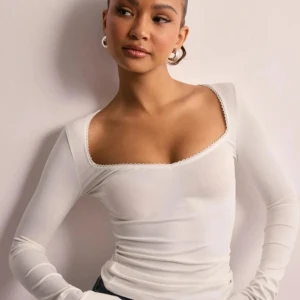 Vit långärmad topp från Nelly - Säljer den här populära vita långärmad topp från Nelly i mjuk bomull. Storlek M 🩷 använde den några gånger bara, därför är den i mycket bra skick 