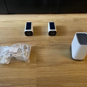 S330 EufyCam 2 kameror + HomeBase - Säljer ett komplett säkerhetssystem från Eufy:  2 st S330 EufyCam (4K-upplösning)  1 st HomeBase  📌 Funktioner:  4K-video för kristallklara bilder  Solpanel på varje kamera – laddas automatiskt i solljus  Smart AI som skiljer mellan människor, djur och fordon  Inbyggd lagring (16 GB) + möjlighet att utöka upp till 16 TB via HomeBase  Färgnattläge med spotlight för tydlig bild även i mörker  Väderresistent design (IP65) – fungerar ute och inne året runt 