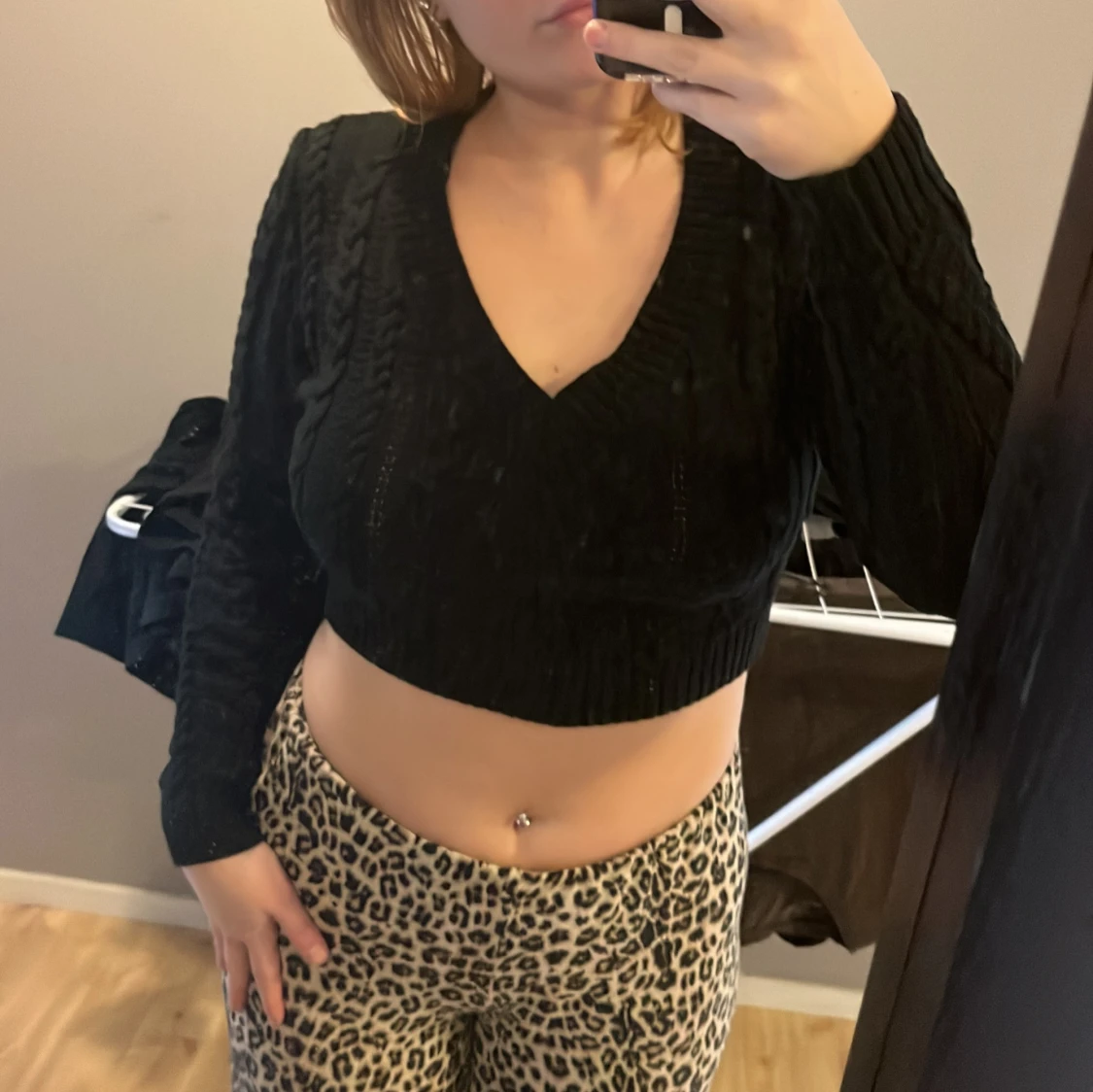 Svart croppad stickad tröja Fashion Nova - 2