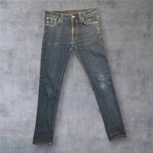 Nudie jeans dry selvage  - Tjena! Jag säljer dessa tvärsnygga acnes med grymma fades. Jeansen är i raw denim och har fått fina fades av sin regelbundna användning. Storlek 33/32, kan även passa mindre i midjan. Har förstärkningar på insidan av skrevet vilket inte syns vid användning. Hör av er vid frågor! OBS PRIS KAN DISKUTERAS