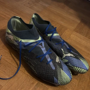 Puma fotbollsskor blå/grön mönstrade - Riktigt bra Puma future 7 PRO skor , storlek 47/48, jag köpte skorna för ca 2800 kr och säljer de för bara 600 , varför jag säljer de så billigt är pga att jag måste få av med de snabbt , kom dm för diskutioner 