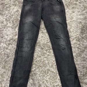 Replay Jeans  - Säljer mina Replay jeans, inga skador på byxan. Bra skick. W30 L32