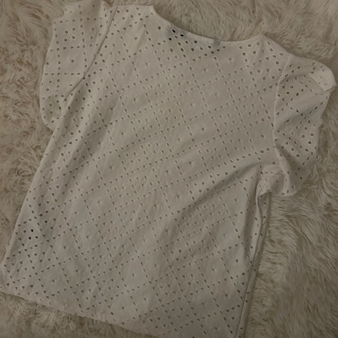 Vit blus med broderade hål från Vero Moda - 4