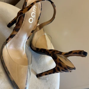 Leopardmönstrade klackskor med spetsig tå - Säljer ett par snygga leopardmönstrade klackskor . De har en spetsig tå och transparenta detaljer som ger en modern touch. Perfekta för en utekväll eller fest! 🐆✨