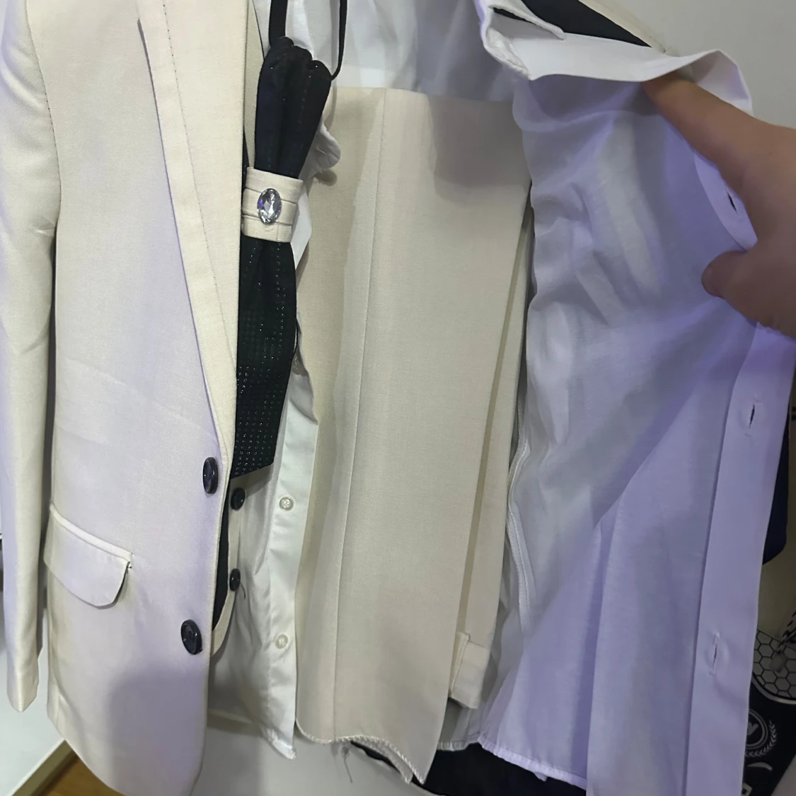 Beige kostym med svart väst och slips - 3