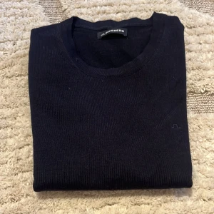 Merinoull J.Lindeberg - En fet merinoulls tröja från J.Lindeberg. Perfekt för alla årstider 🌸. Bara använd fåtal gånger och är nästan helt ny