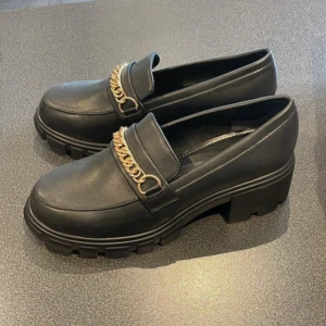 Skor JF - Säljer ett par svarta skor, aldrig använda så helt nya💗