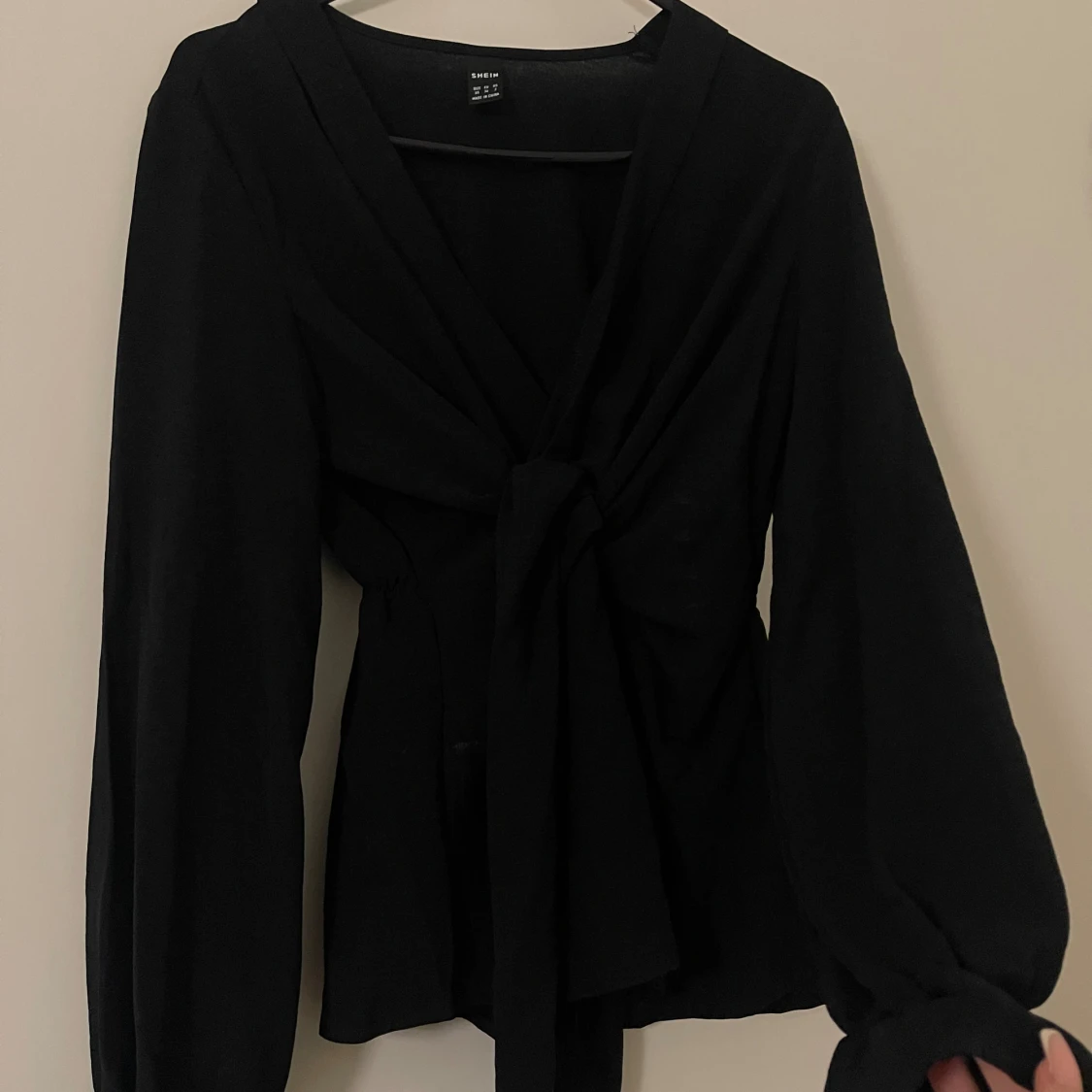 Svart omlottblus med knyt från SHEIN - 2