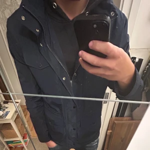 Mörkblå Fieldjacka - Säljer denna mörkblå fieldjacka från Bondelid. Perfekt för höst/vinter. Skick: 9,5/10. Nypris 1800kr . Storlek M men passar även L. Priset ej hugget i sten, kan gå ner vid snabb affär 💸