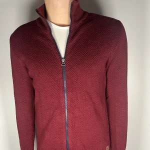 Kronstadt vinröd helzip - Säljer en väldigt fin och trendig Kronstadt zip hoodie i vinröd och fint skick, storlek M, vid frågor är det bara att skriva //Gramenti
