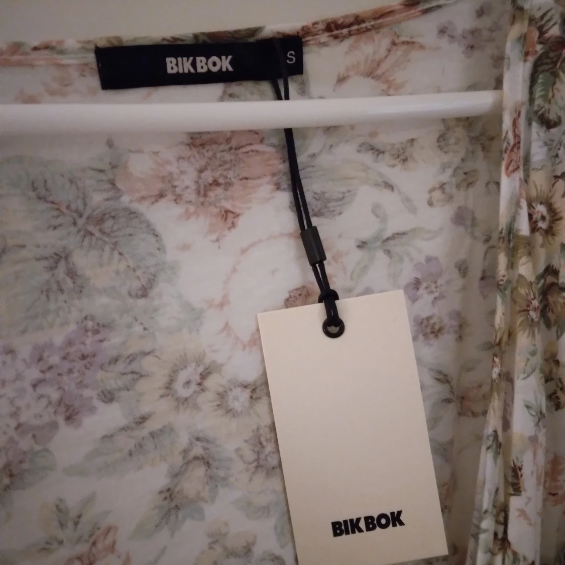 HELT NY OANVÄND vit och blommig omlott topp från Bik Bok, Small - 2