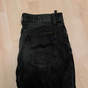 Nudie rad Rufus jeans - Ett par snygga streetwear nudie jeans perfekt för dig som gillar en avslappnad stil. Alla skador finns med på bild och vid frågor är det bara att skriva:)