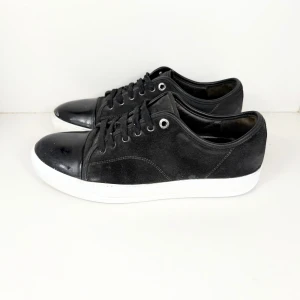 Lanvin Patent Cap Toe - Stilrena Lanvin med glansig tå. UK 9 fits 43-44. Skick: 8/10, renoverad sula och tå. Retail: 5,500 SEK.