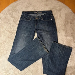 Lågmidjade jeans - Lågmidjade jeans från cross jeans! W28 L36 Innerben 88cm Midja 78cm runt Säljer då de inte kommer till användning😊