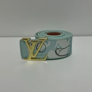 Lv Bälte  - Hejsan, säljer ett helt nytt bälte aldrig tidigare använd. Storlek 110cm. Postar alltid inom 24h efter köpet. Skriv gärna om du har fler frågor.