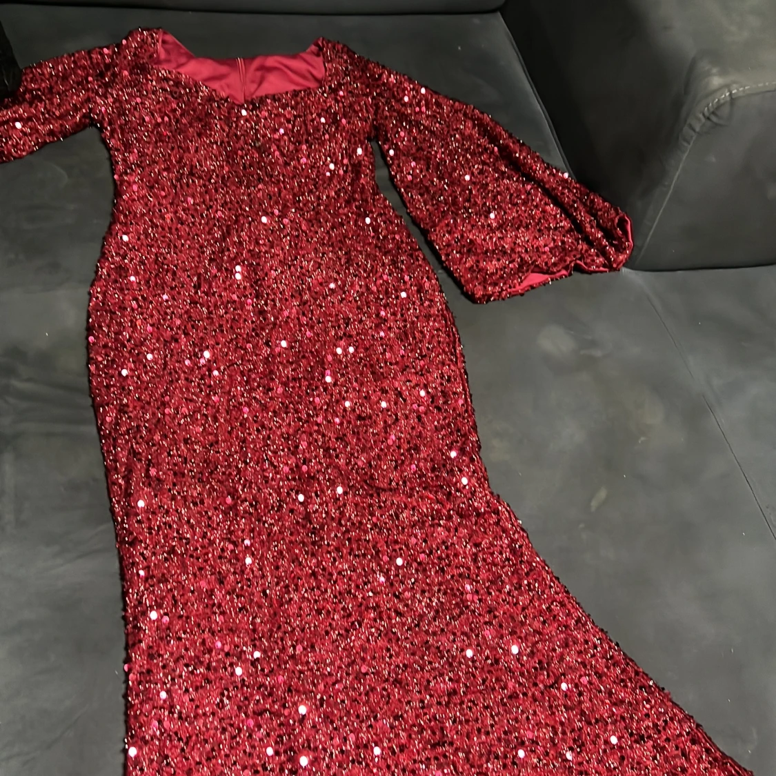 Röd glittrig långklänning med paljetter