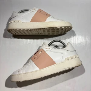 Valentino skor  - Hej! Säljer nu mina skor från märket Valentino, storlek 39 bra skick, allt på bilden ingår. Tveka inte på att höra av dig om du har frågor eller funderingar kring skorna! 