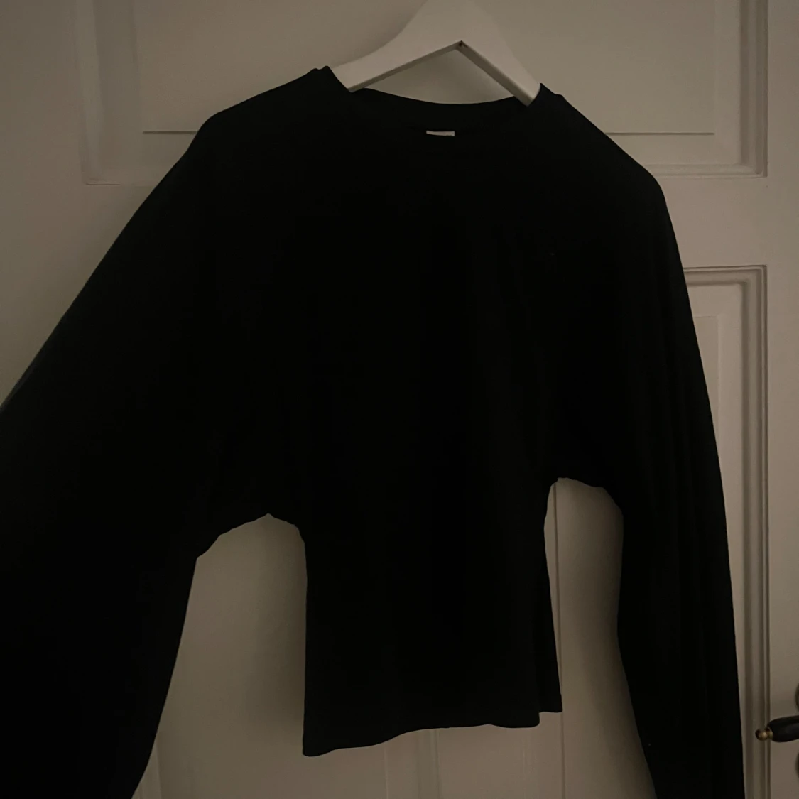 Svart långärmad tröja med smal midja