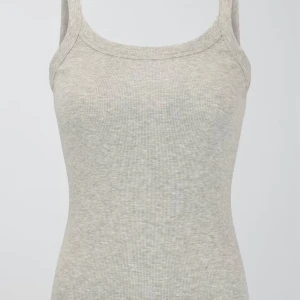 Grå linnetopp från Gina tricot - Säljer en grå linnetopp från Gina med breda axelband och rund halsringning. OBS: tröjans nedre söm är sönder lite där bak men det är inget som syns.